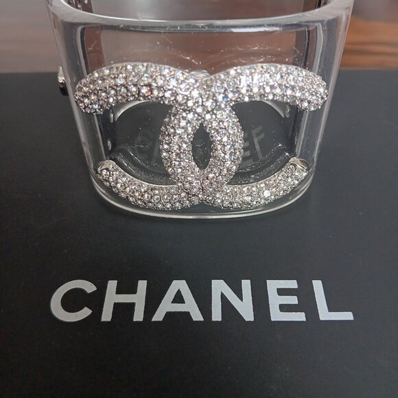 Rare Chanel Resin Cuff Bracelet crystal clear. Vintage and so in style. - Picture 4 of 9